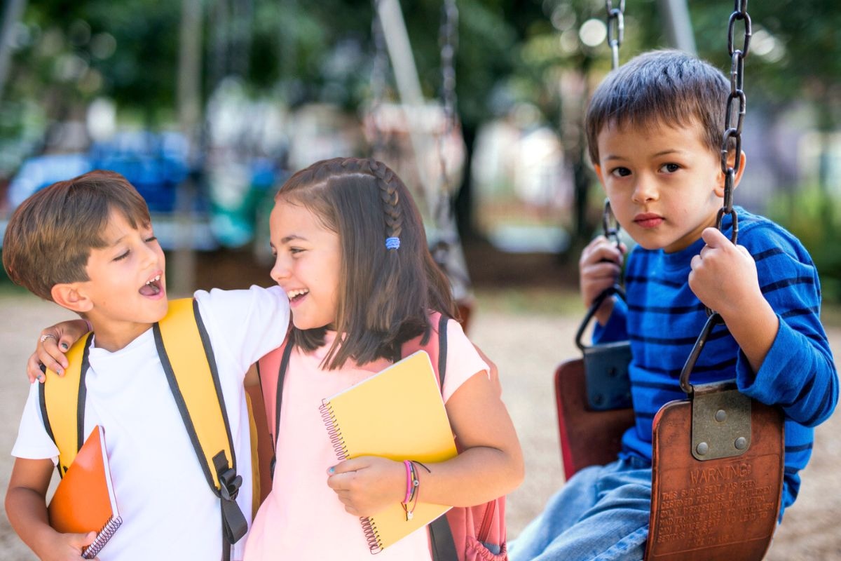 Elogia sus logros, dile cuánto los quieres y qué tan importante es para ti. Además, pasa tiempo de calidad con él. Foto: Composición / iStock.