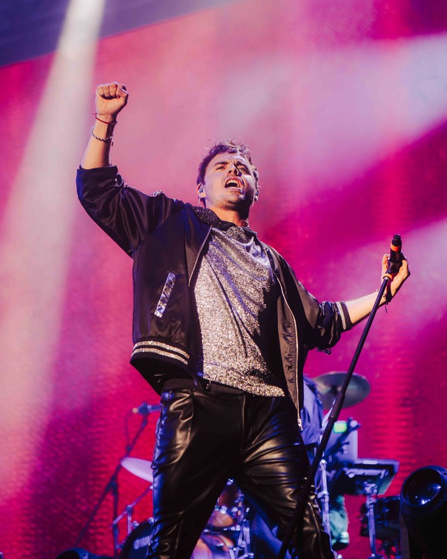 Benjamín Rojas cantando en Lima. / Foto: Masterlive.