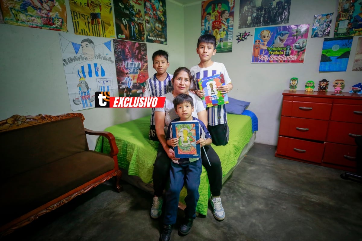 Con creatividad, paciencia y mucho amor por el fútbol, Mathías Flores, de 11 años, decidió elaborar su propio álbum del Mundial cuando descubrió que no podía comprar el original. Foto: César Bueno.