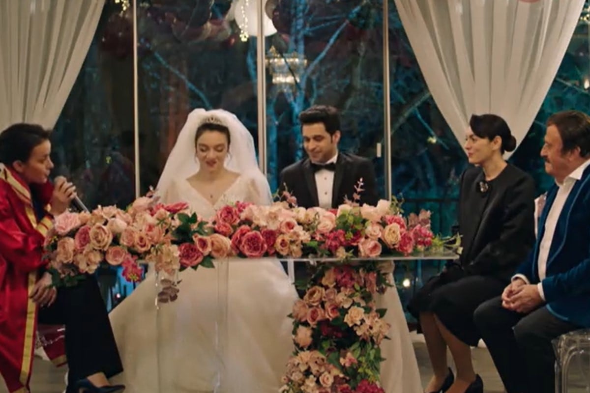 Gülben y Esat durante su boda junto a los testigos (Foto: Antena 3)