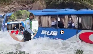 Chachapoyas: Bus interprovincial con pasajeros cae al río y deja al menos 10 heridos y una persona desaparecida