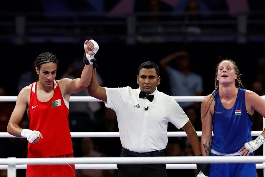 Imane Khelif clasificó a las semifinales de los Juegos Olímpicos de París 2024 tras vencer a la húngara Anna Luca Hamori. Foto: EFE