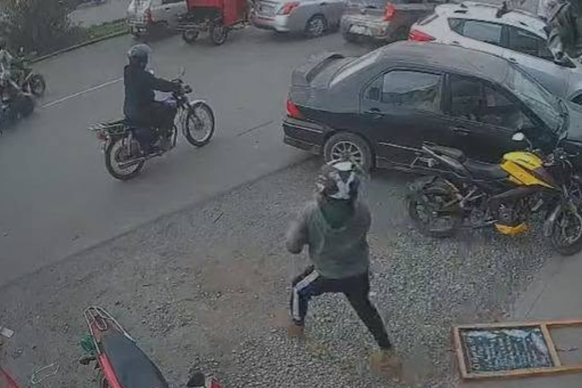 Chiclayo: Cámaras de seguridad del restaurante captaron el ingreso y fuga de l sicario y su cómplice tras asesinar a Augusto Pazos Vílchez (a) 'El Augusto'.