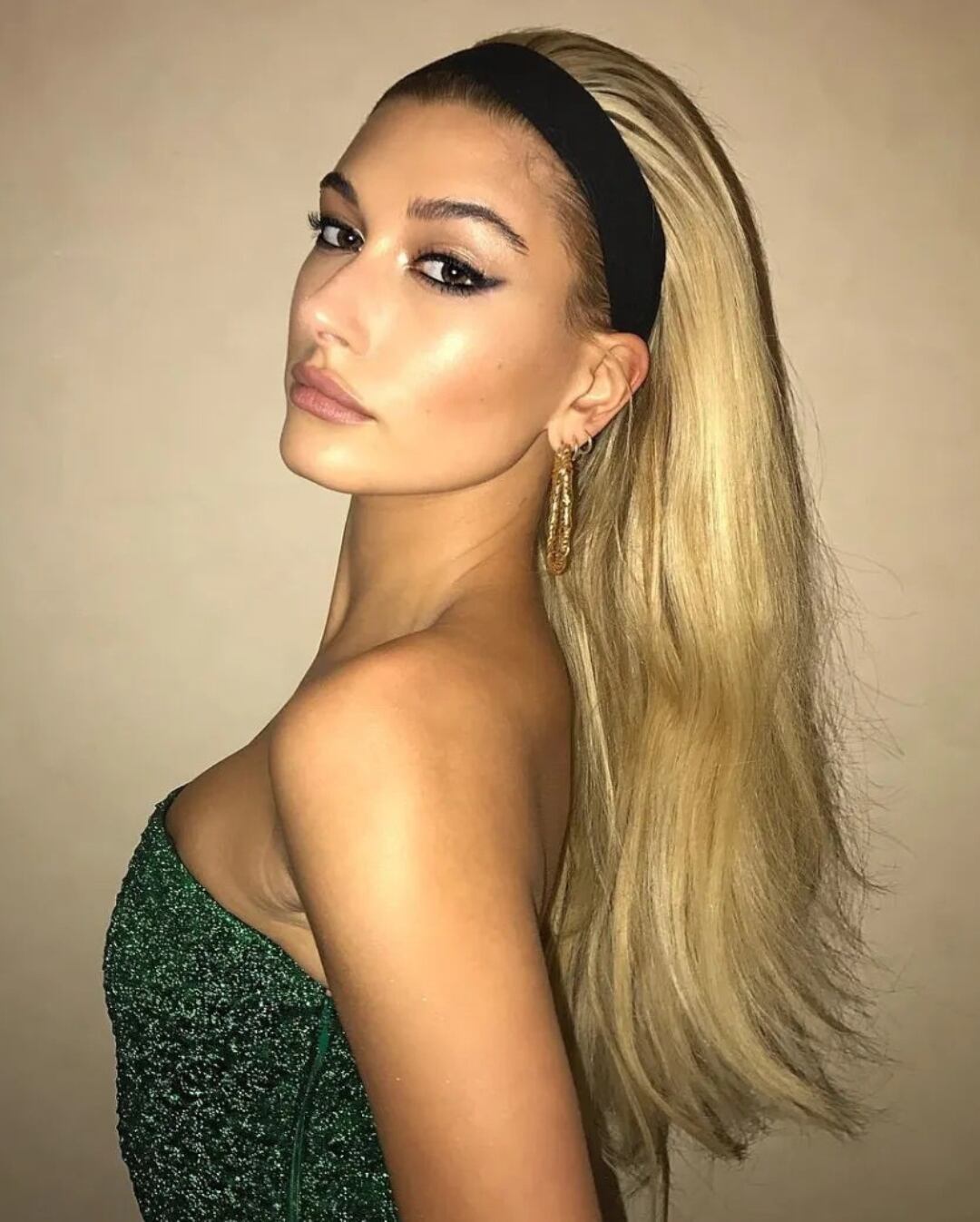 Al mismo estilo que Hailey Bieber, apuesta por las diademas como el accesorio central de tu look. La clave para pulir este look es llevar todo el cabello hacia atrás y, si quieres arriesgarte un poco, añadirle un poco de textura sesentera a la parte posterior.
(Foto: Pinterest)