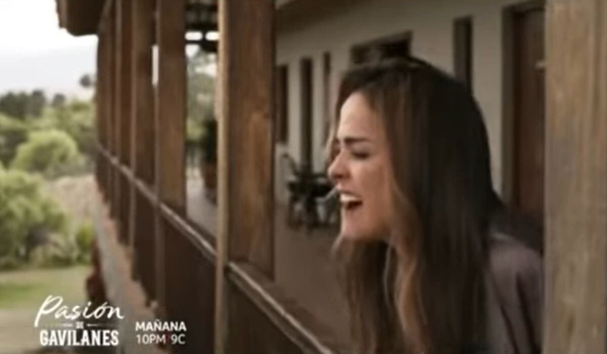 Norma exigiendo que su esposo se vaya de la haciendo en "Pasión de gavilanes 2" (Foto: Telemundo)