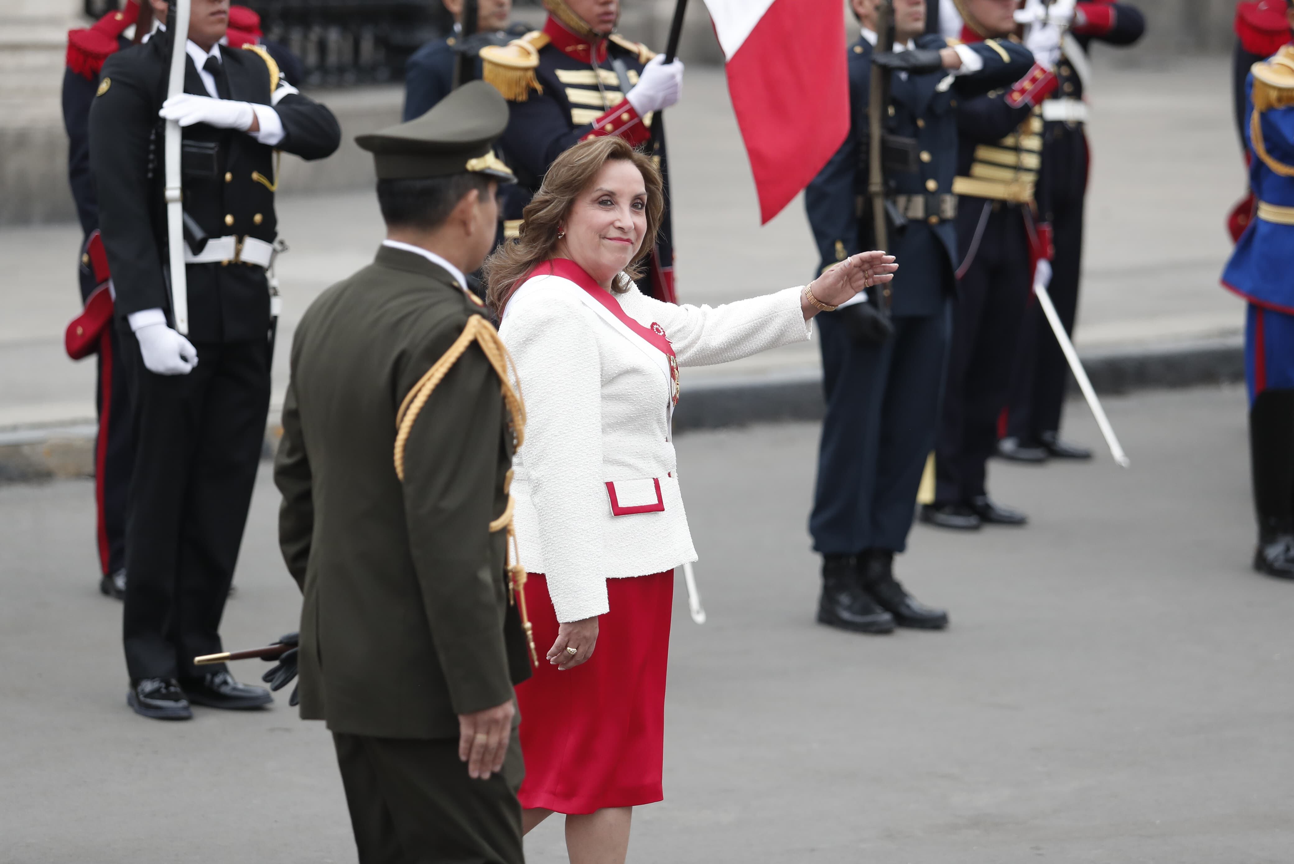 La Presidenta de la República Dina Boluarte hace su ingreso a Palacio de Gobierno luego de participar de la misa solemne y te deum en la Catedral de Lima . Foto: Jesús Saucedo / @photo.gec)