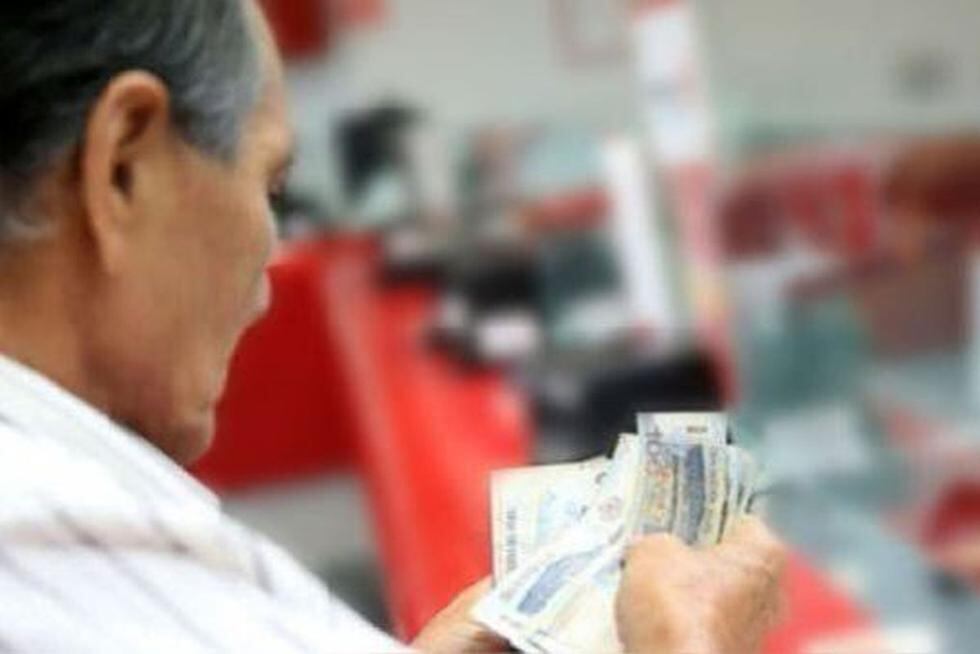 Según la norma, los aportantes activos e inactivos al sistema nacional de pensiones podrán acoger a la devolución de sus aportes. (Foto: Andina)