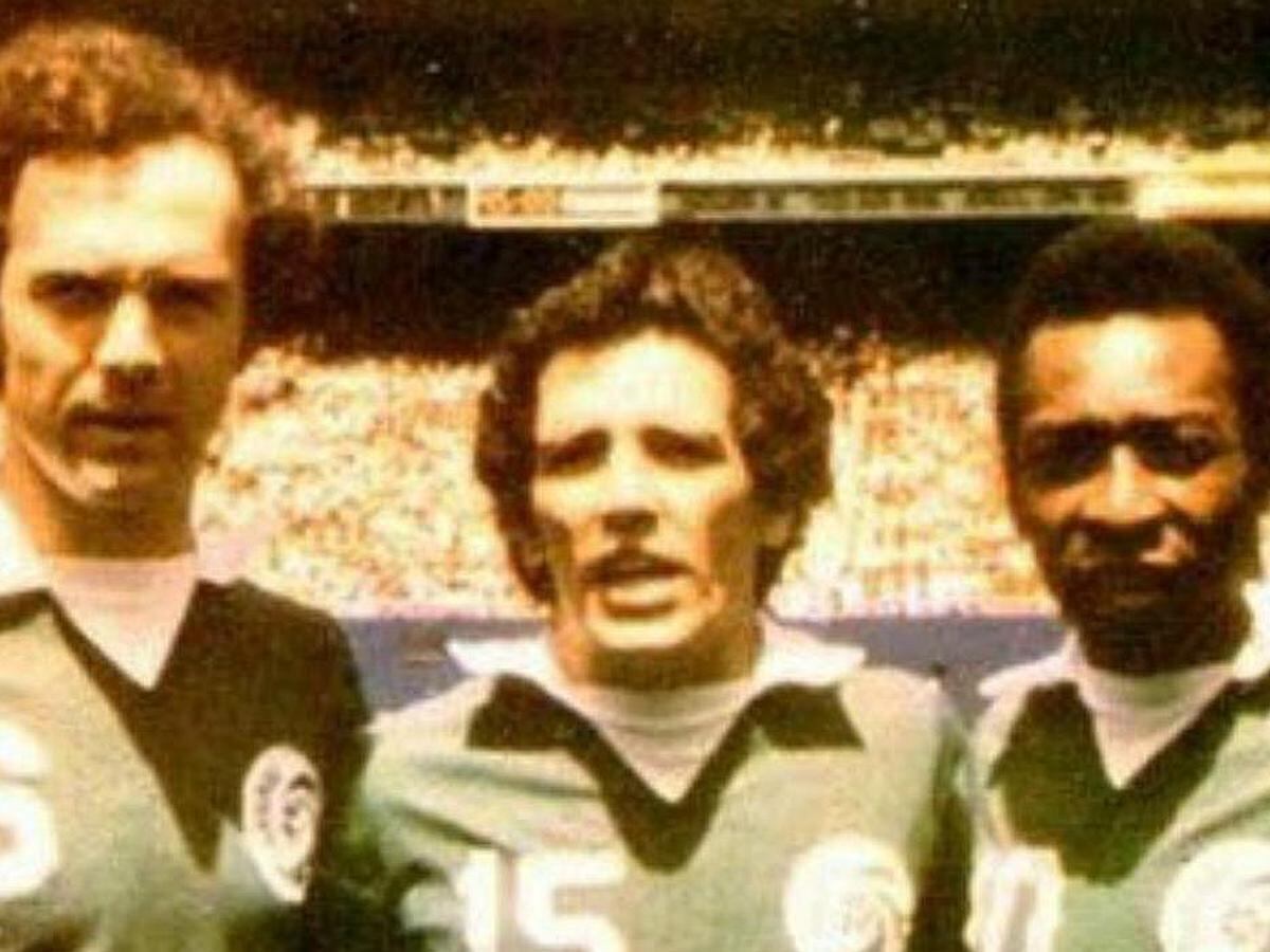 Pelé y Mifflin al lado del alemán Beckenbauer cuando defendieron al Cosmos de la antigua MLS