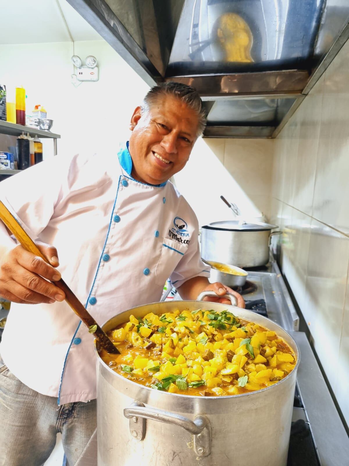 Marcos Zavaleta es el que le pone su toque secreto a la chanfainita.