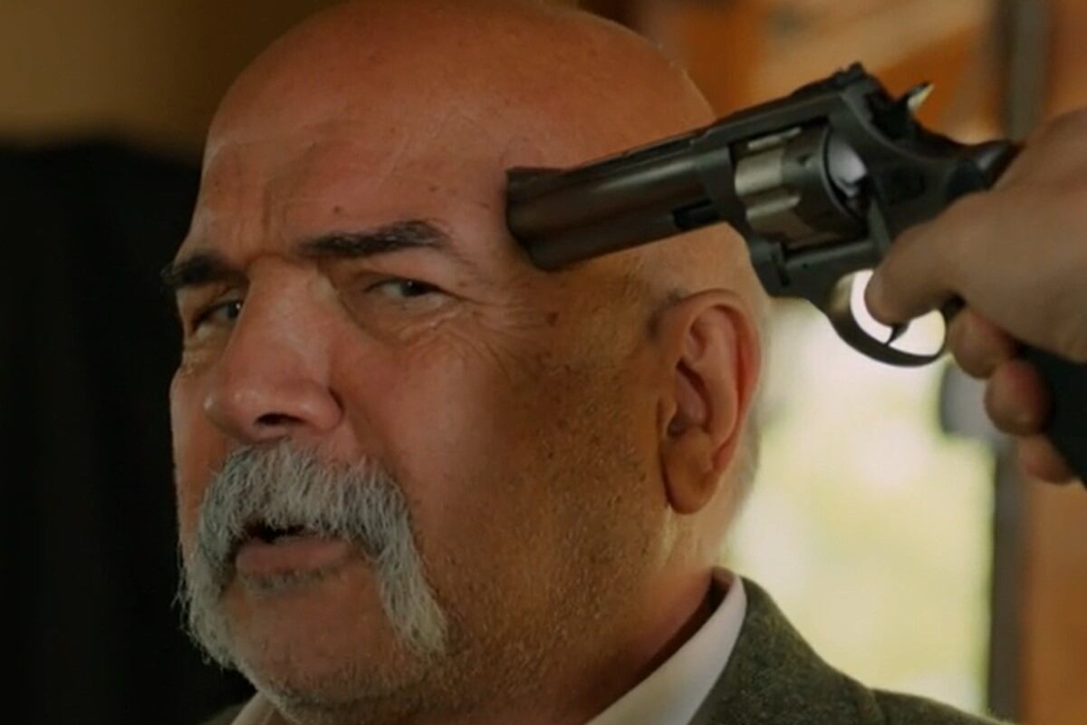 Hakan intenta vengarse de Çolak en "Tierra amarga" (Foto: Tims & B Productions)