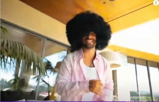 Vestido de camisa rosa y con pelucas, Maluma decidió sorprender a sus fanáticos al sacar su línea de ropa (Foto: Maluma/Instagram)