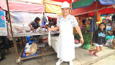 De pelar pescado a cantar canciones de ‘Chacalón’ y ‘Vico y su Grupo Karicia’: la doble vida del “Ingenie...