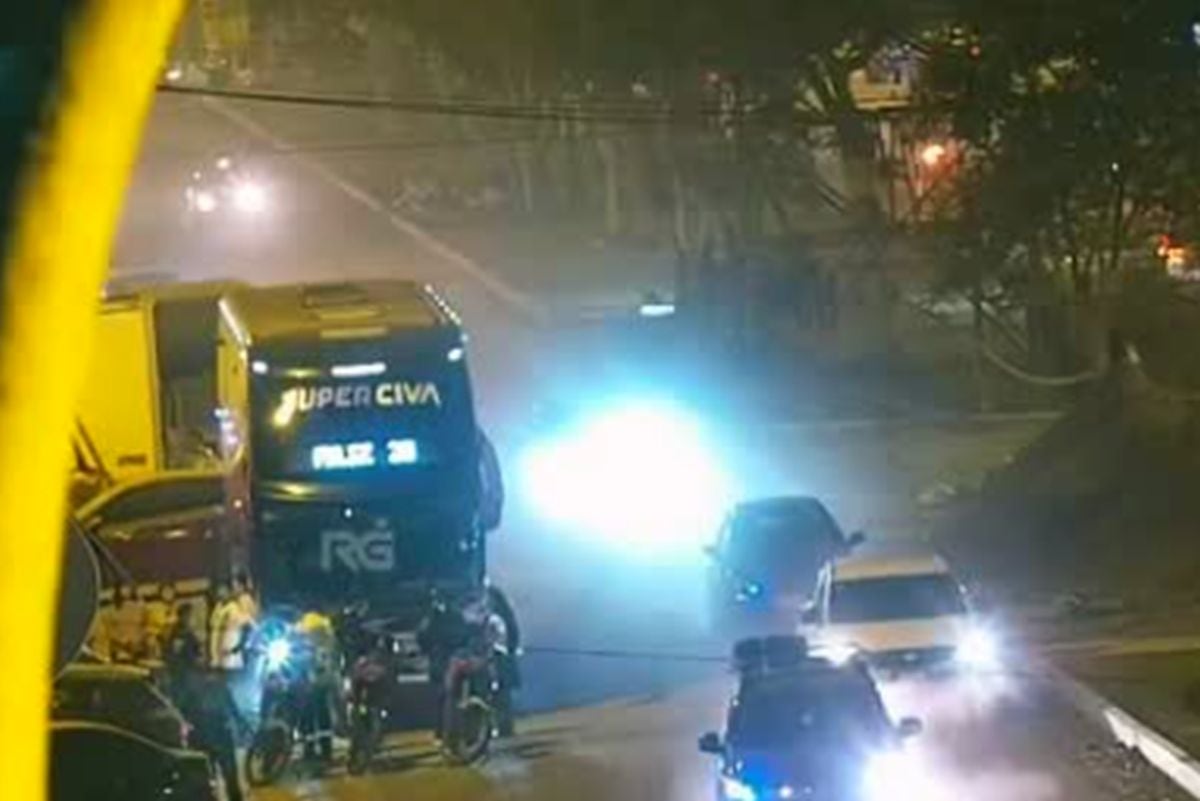 El bus que realizaba la ruta Lima-Chiclayo, fue interceptado por cuatro sujetos que iban en dos motocicletas. Foto: SoyNoticias12/Instagram