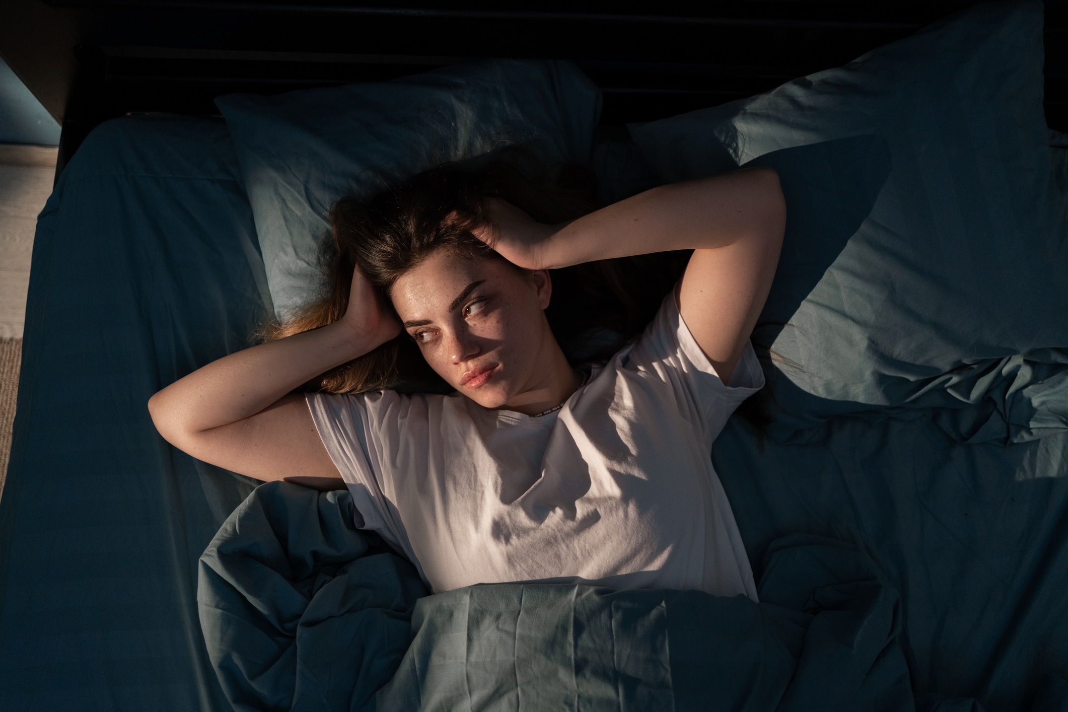 Repetir actividades tranquilas antes de acostarte ayuda a preparar el cuerpo para dormir. Leer o tomar una ducha tibia puede relajarte y así lograr un mejor descanso. Foto: Istock