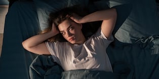 Repetir actividades tranquilas antes de acostarte ayuda a preparar el cuerpo para dormir. Leer o tomar una ducha tibia puede relajarte y así lograr un mejor descanso. Foto: Istock