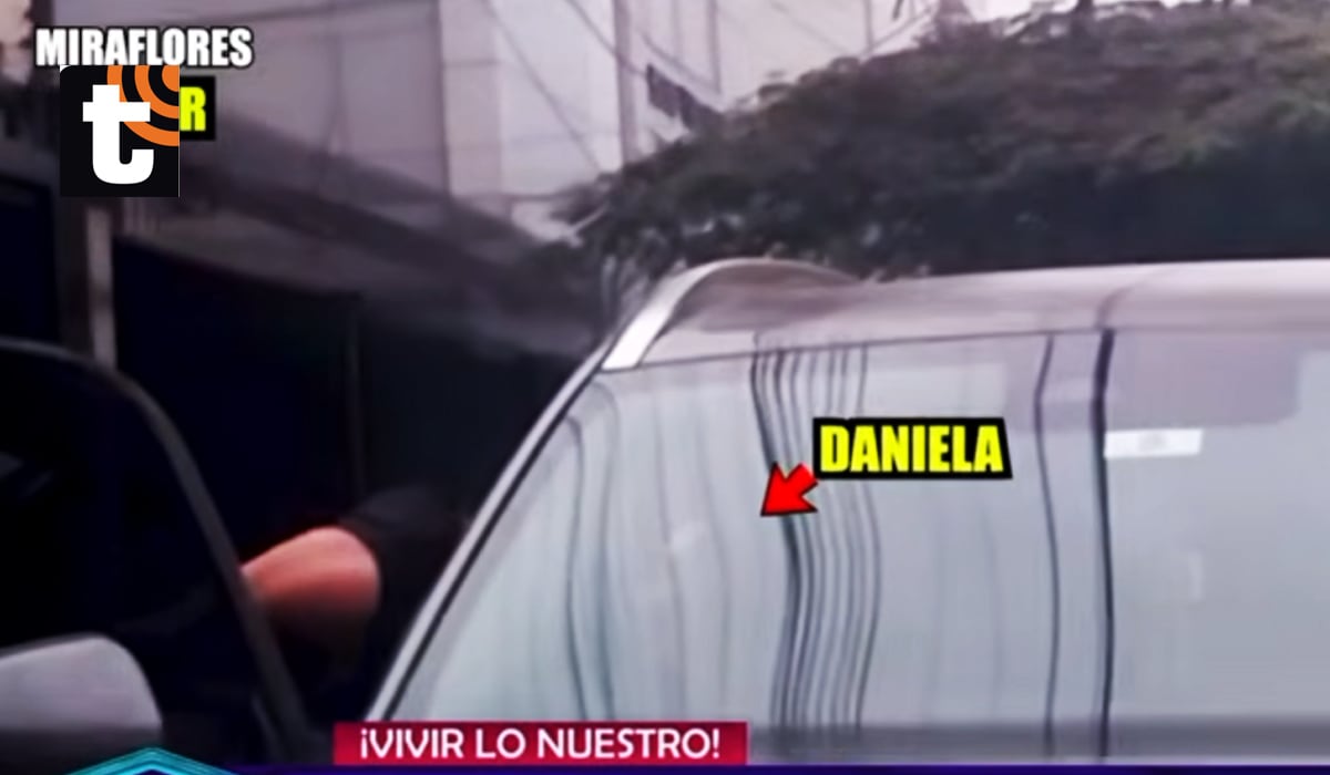 Daniela Darcourt y el piquito con Juan Labarca Alarcón.