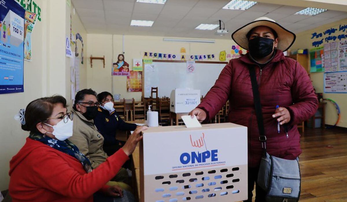 Los miembros verifican que el material de la ONPE esté en buen estado e instalan la mesa de votación para recibir a los electores (Foto: ONPE)