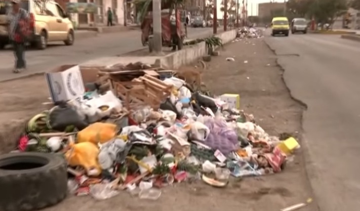 Gran cantidad de basura acumulada por las calles. (24 Horas)