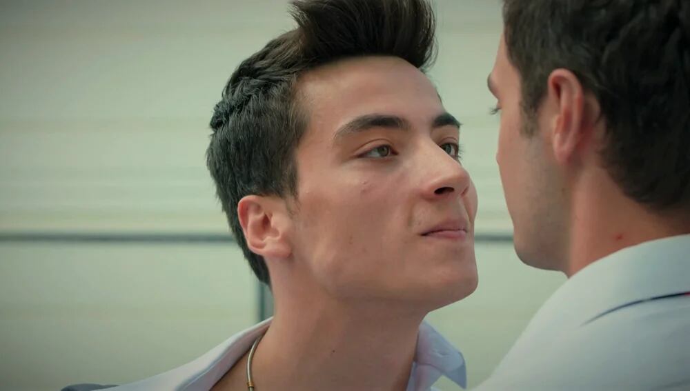 Atakan Ozkaya como Sarp Yılmaz en la telenovela turca "Hermanos" (Foto: NG Medya)