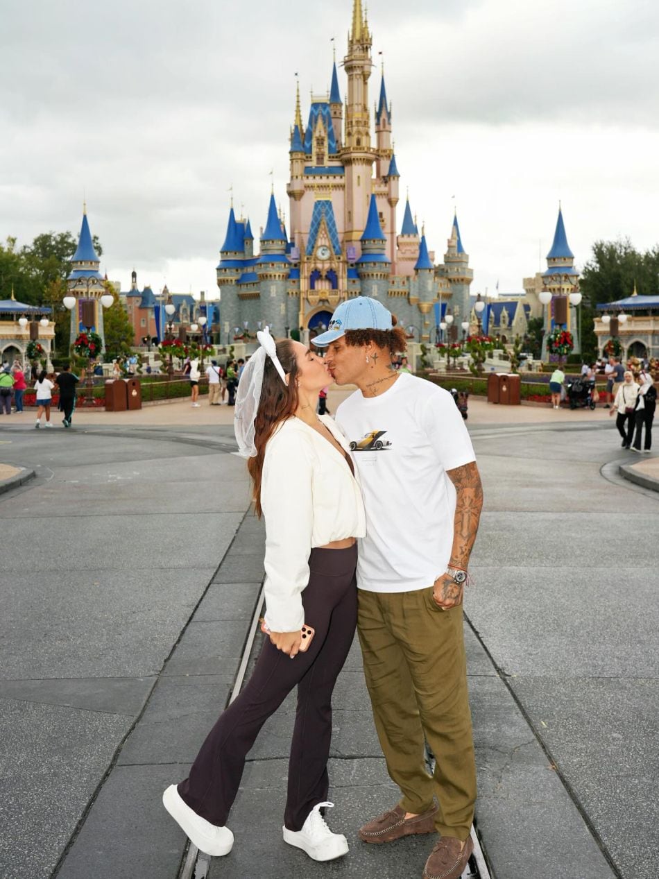 Paolo Guerrero y Ana Paula Consorte encienden rumores de posible compromiso tras viaje a Disney. (Foto: Instagram)