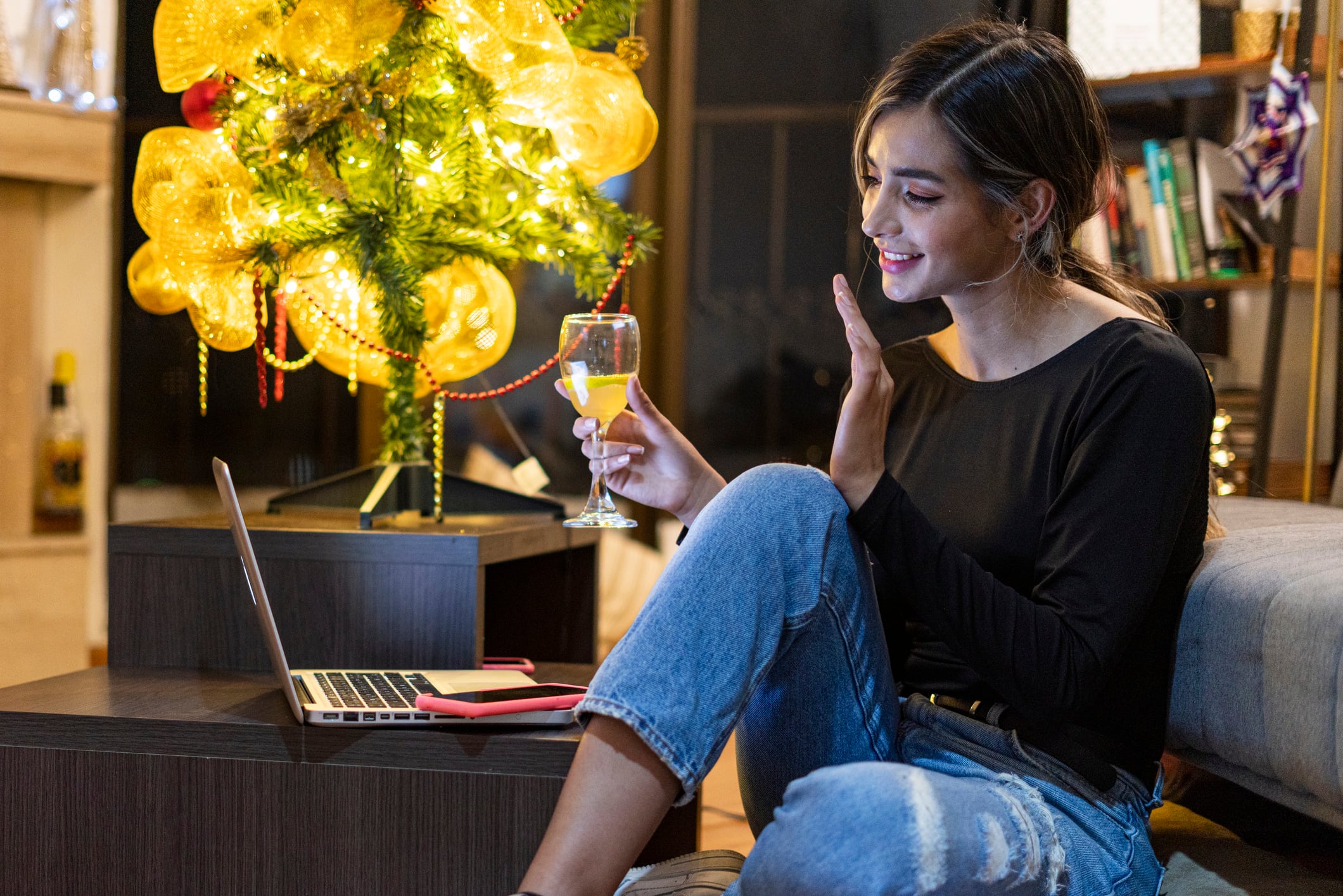 Busca un momento adecuado para comunicar tu malestar y utiliza frases en primera persona, como “me genera inseguridad cuando…”, en lugar de reprochar su conducta.