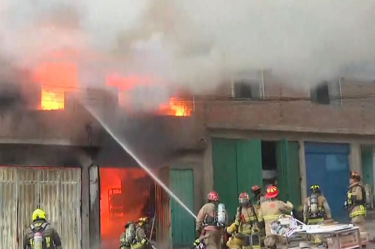 Los Bomberos han solicitado la presencia de más unidades en el cruce del jirón César Vallejo y la Av. Pachacútec. Foto: América Noticias