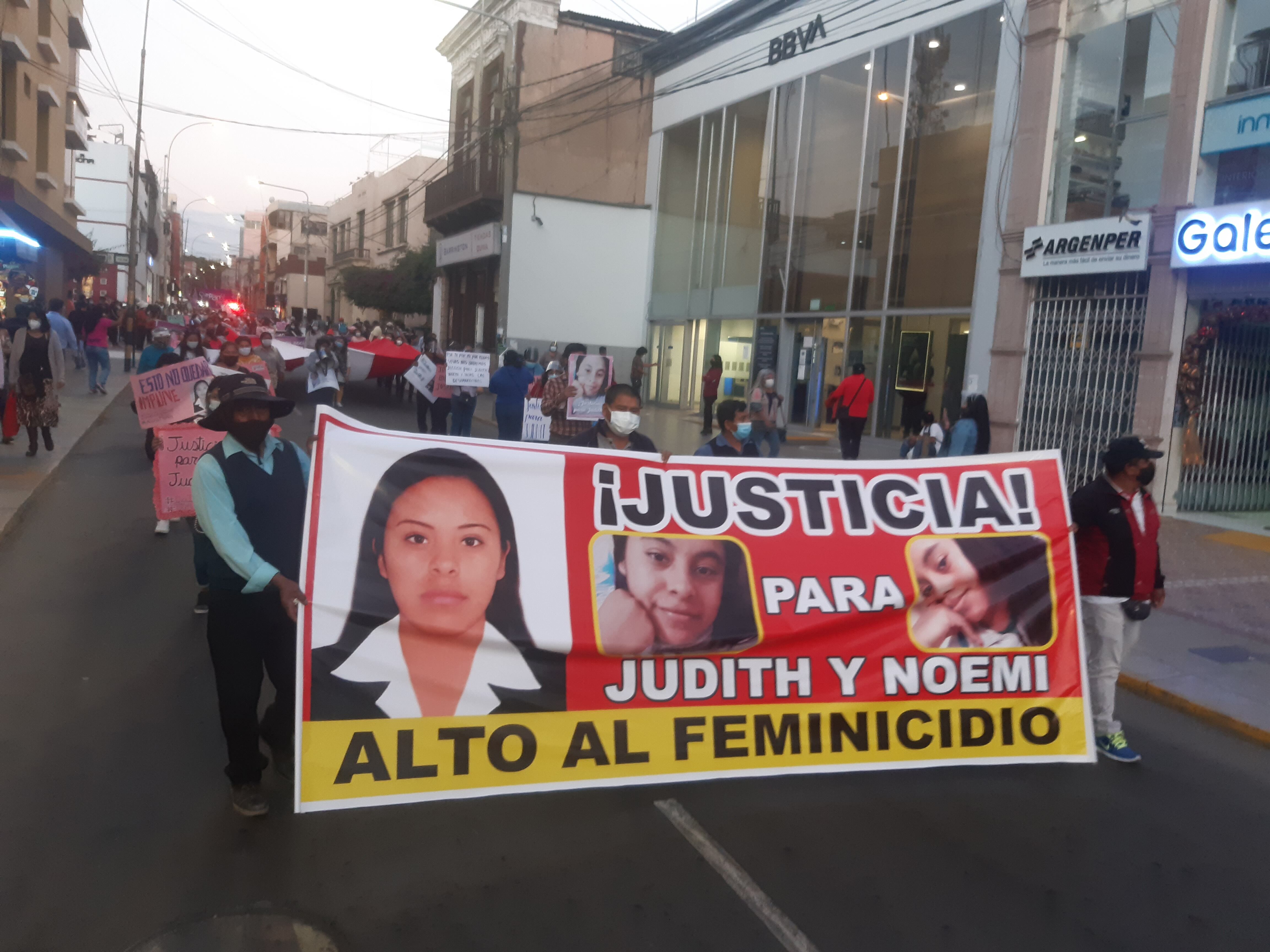 Padres de Judith Machaca marcharon exigiendo justicia por su hija asesinada presuntamente por el policía Santiago Paco