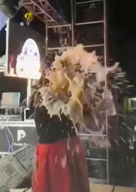 Cantante folclórica Soraya Nieto resultó con heridas y cortes tras ser atacada a botellazo.