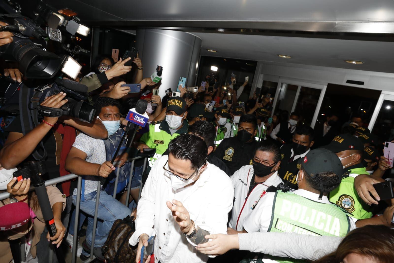 Así fue la llegada de Gianluca Lapadula al Perú para la última fecha doble. (Foto: César Bueno / GEC)