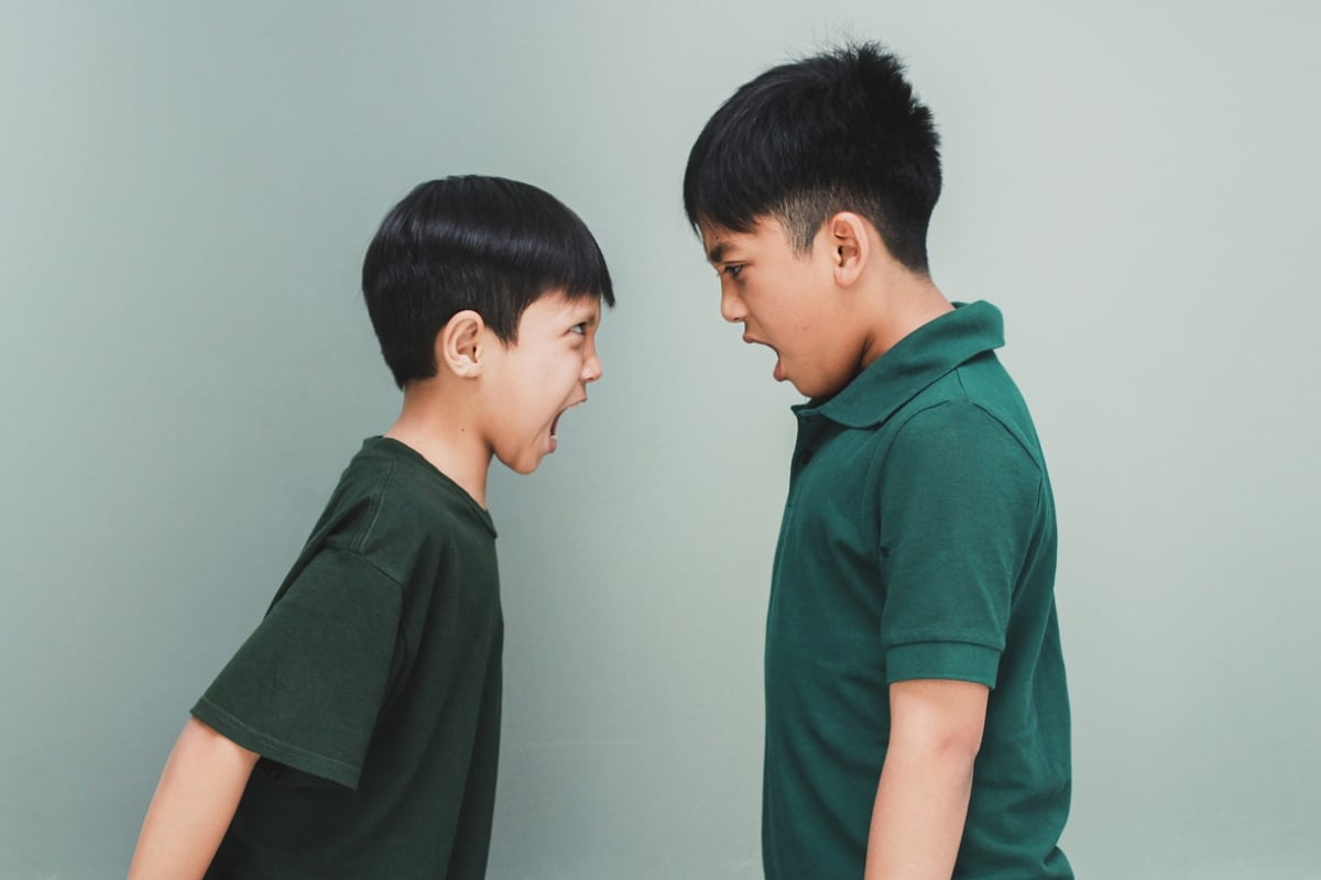 Las rivalidades entre hermanos pueden generar tensión en casa, pero también ayudarles a desarrollar habilidades como la empatía, la negociación y la resolución de problemas. Foto: Istock.