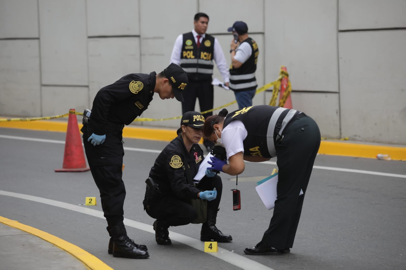 Delincuentes balean y secuestran a hombre por robo de lingotes de oro en la avenida Derby en Surco.
Fotos: Diana Marcelo/@photo.gec
