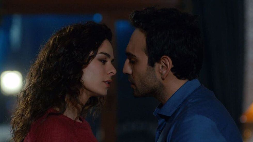 Özge Özpirinçci y Buğra Gülsoy interpretan a Zeynep y Fatih, respectivamente, en "Amor a segunda vista" (Foto: Süreç Film)