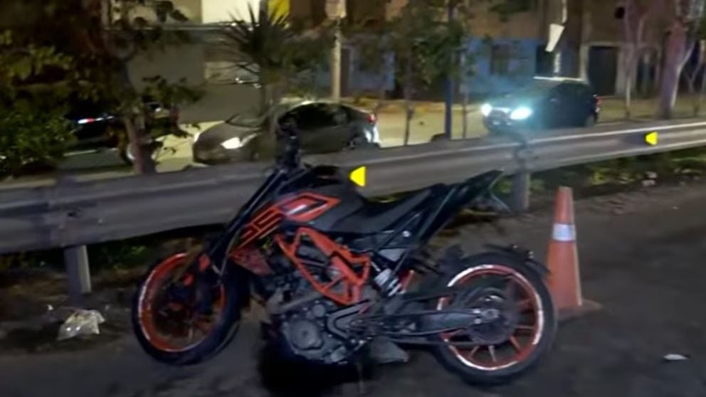Un choque entre una motocicleta y un camión en la Vía de Evitamiento dejó un muerto y una herida en el distrito de Santa Anita.
