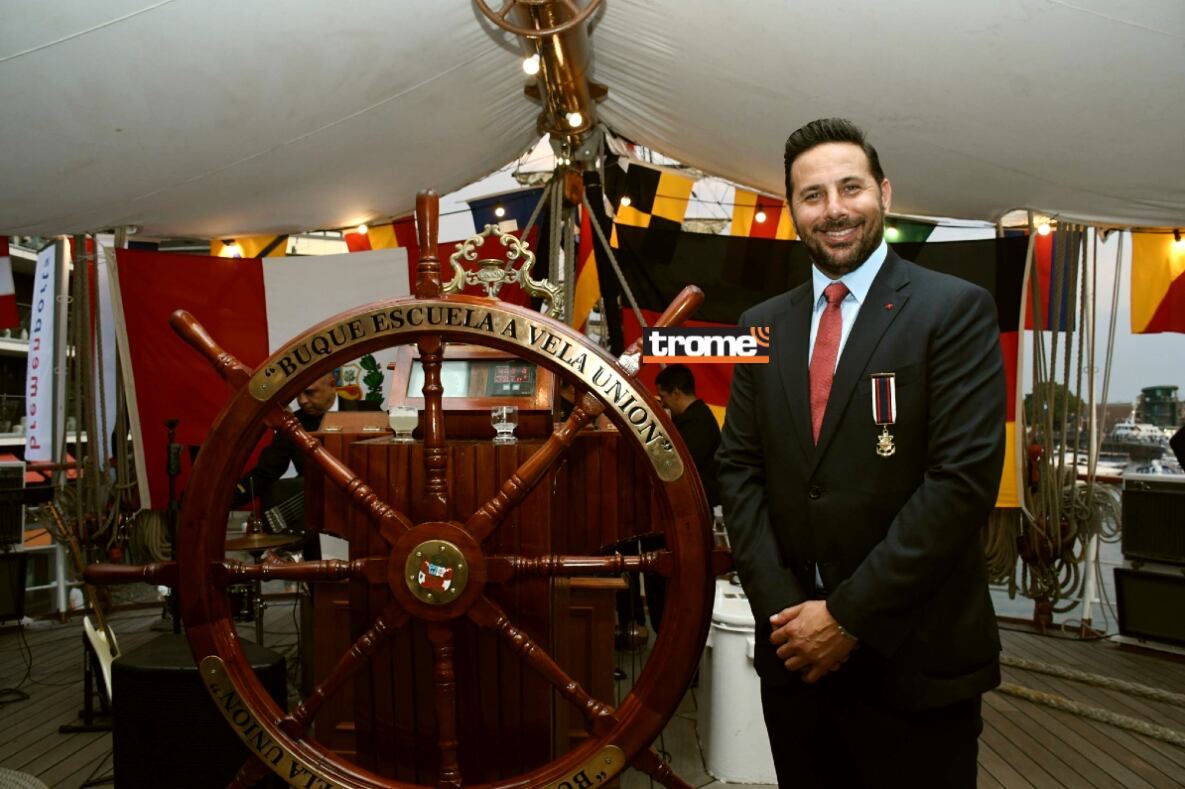 En su viaje de instrucción al extranjero, el gran buque escuela a vela de la Marina de Guerra del Perú llegó a Alemania, donde fue visitado por Claudio Pizarro. (I.Medina / Trome).
