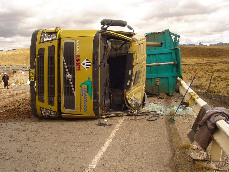 Pasco: Diez heridos en choque de camión y combi