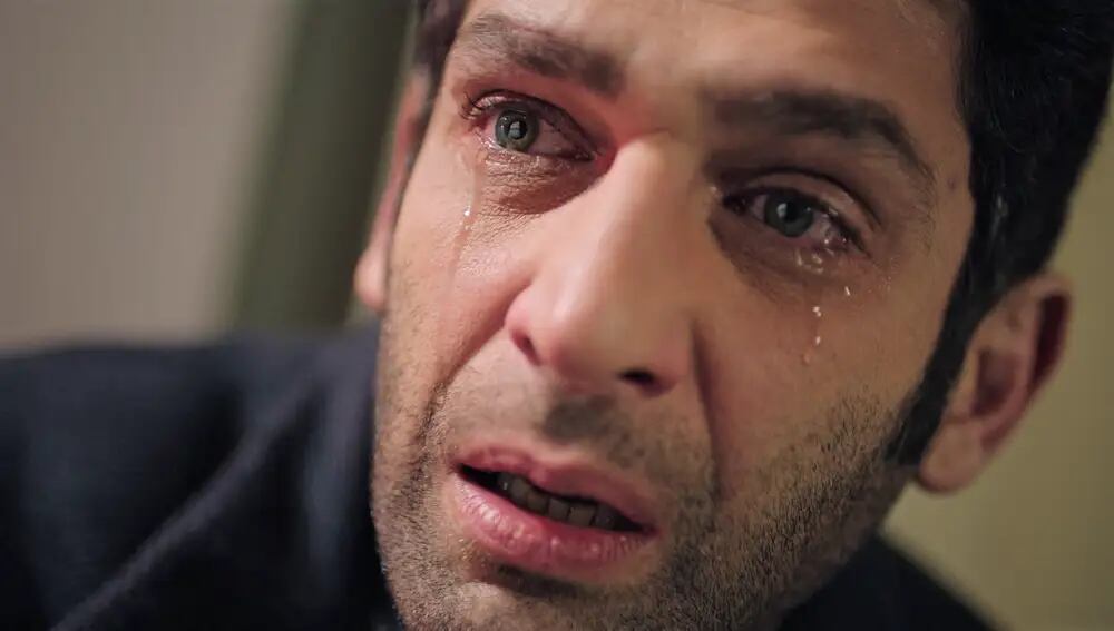 Naci llora por su gran amor. La enfermedad del maestro no tiene cura. (Foto: Medyapım / MF Yapım)