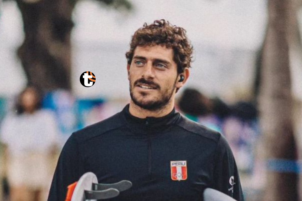 Alonso Correa esperan con calma la llegada de las olas en Tahití.