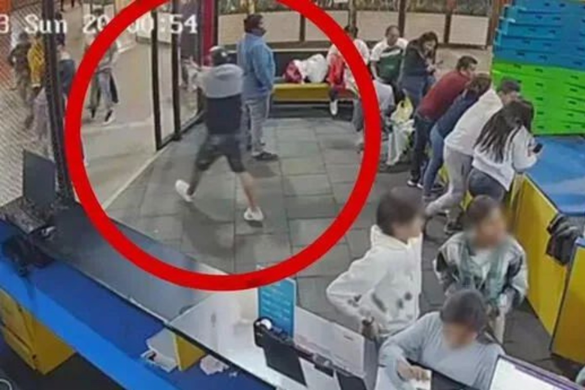 Sujeto de casaca gris estaba al interior de zona de juegos con una mujer.