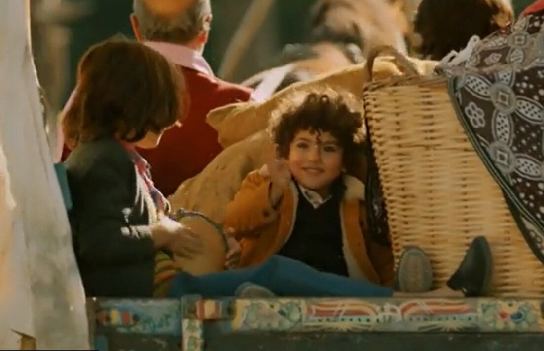 Adnan junto a un niño tocando el tambor (Foto: Tims & B Productions)