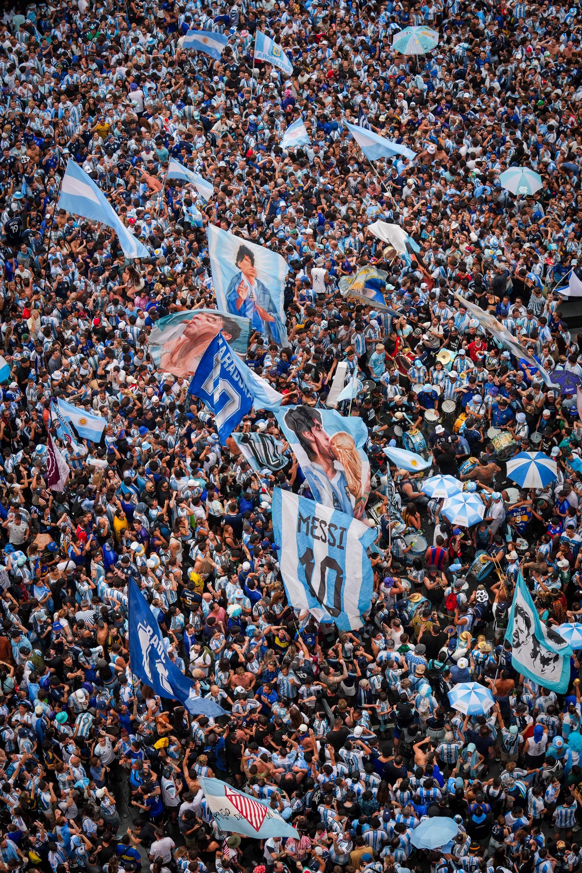 Hinchas viven con gran intensidad la final del Mundial Argentina- España. (AFP)