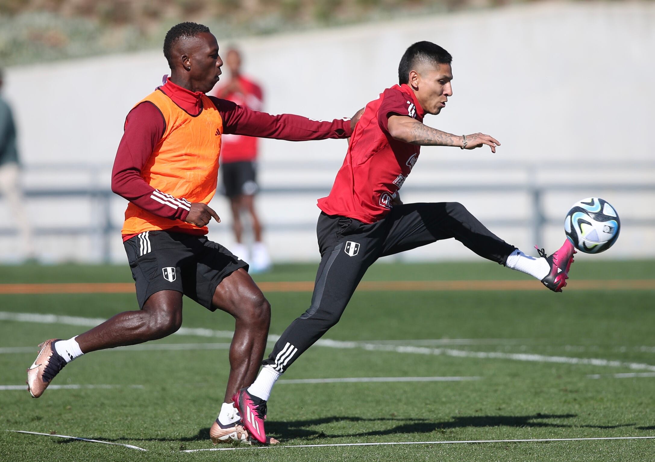 Luis Advíncula y Raúl Ruidíaz no se amilanan, si de conservar el balón se trata. (Foto: FPF)