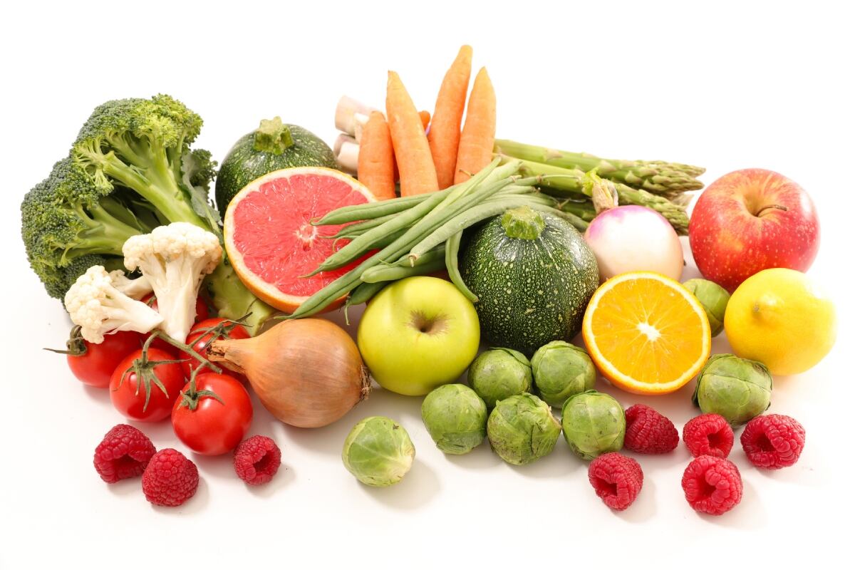 Prioriza el consumo de frutas y verduras con vitamina C. Foto: Istock.