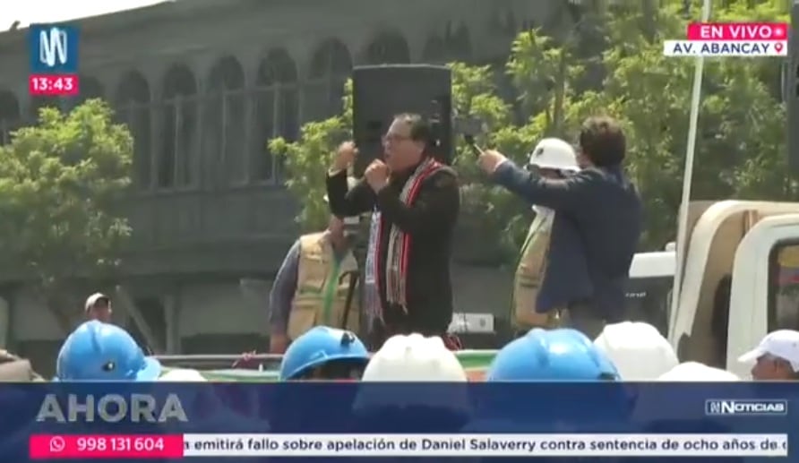 Congresista Roberto Sánchez estuvo junto a los mineros informales que se habían posicionado frente al Congreso, y que exigían la ampliación del Reinfo (Foto: Canal N)