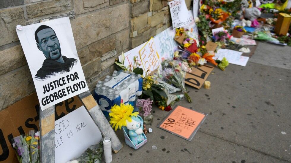 Una imagen de George Floyd se exhibe en un monumento improvisado cerca de la escena del arresto en Minneapolis, Minnesota. (EFE/EPA/CRAIG LASSIG).