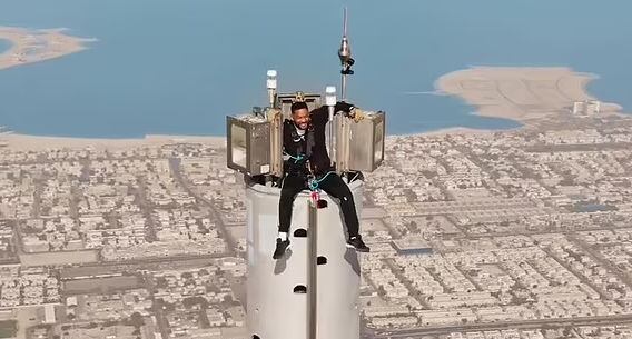 Will Smith sentado en la parte más alta del Burj Khalifa de Dubai, el edificio más alto del mundo. (Foto: YouTube)