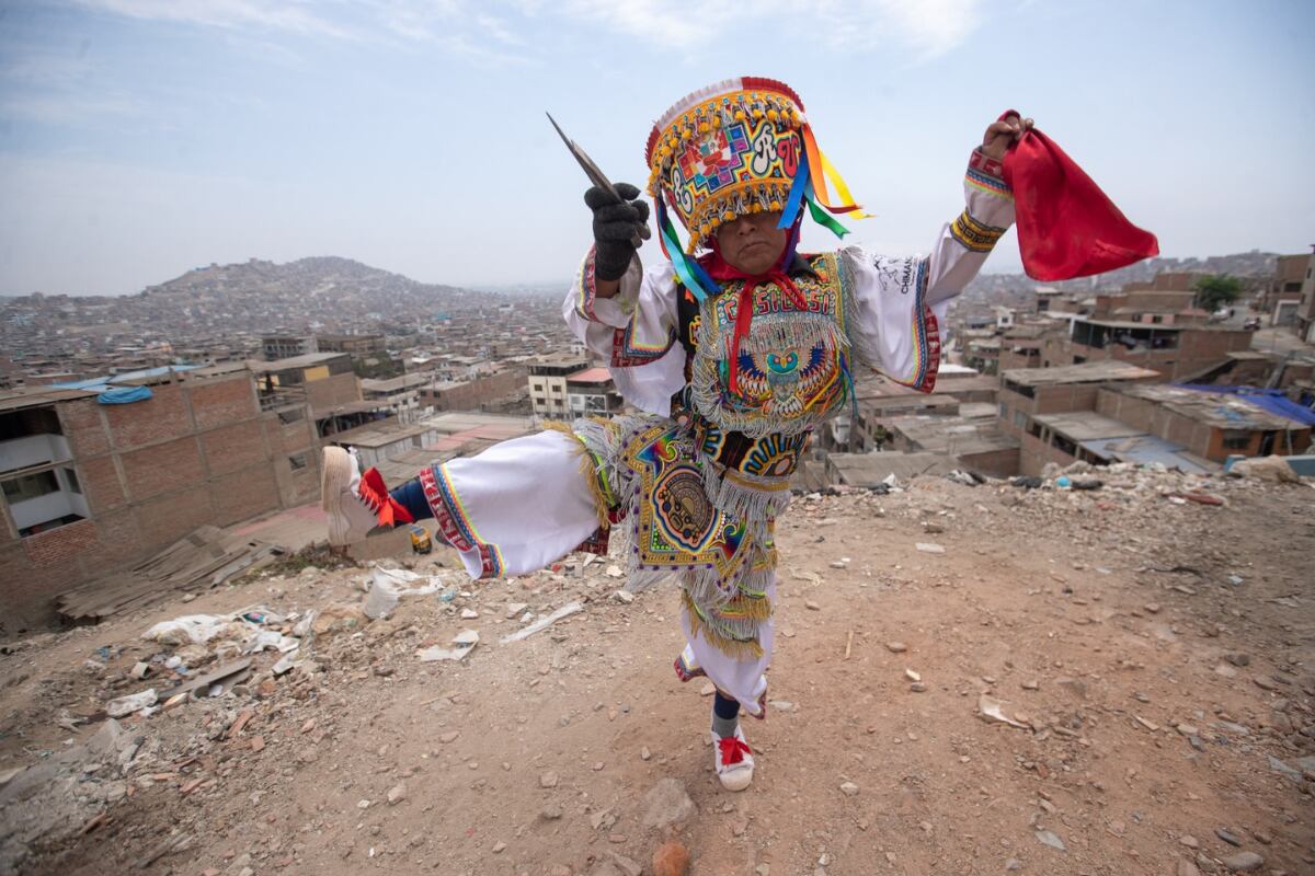 Artista se cachuelea como mototaxista pero también es un destacado danzante de tijeras