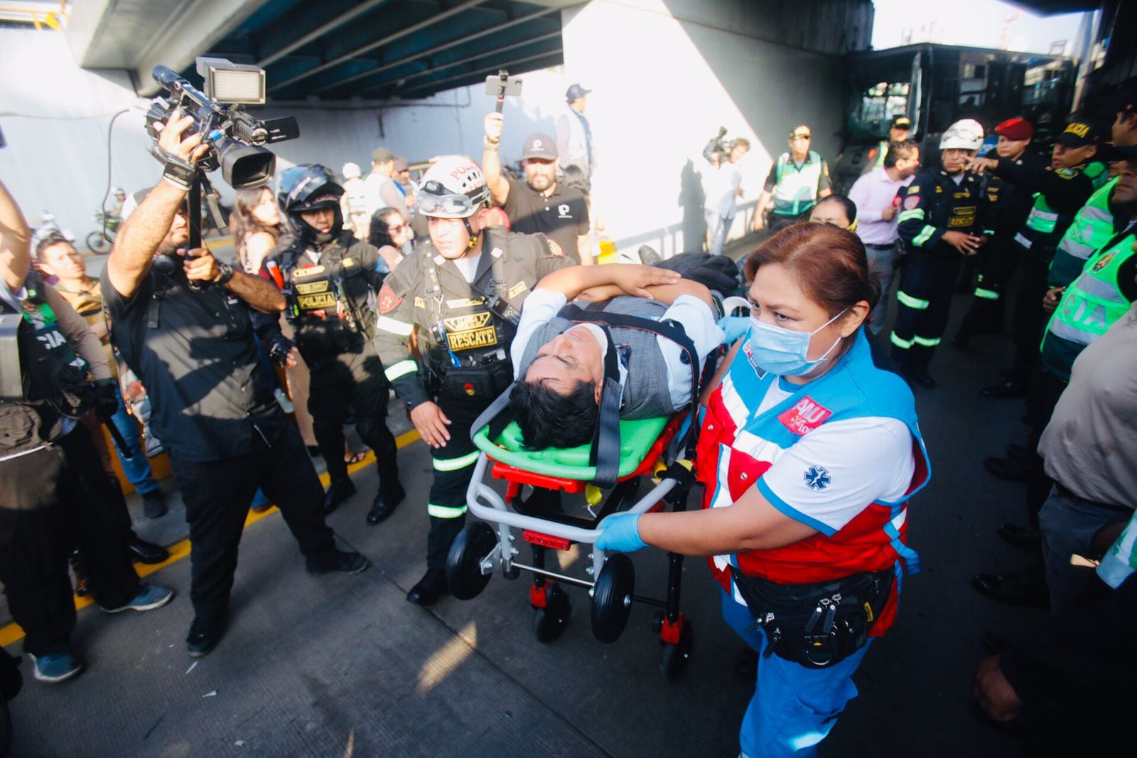Heridos son trasladados de urgencia al Hospital Arzobispo Loayza.