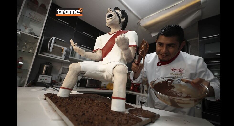 Chef Juan Carlos y su equipo elaboran escultura de chocolate de Gianluca Lapadula con uniforme de la selección y gritando goooool. (Trome / César Campos)
