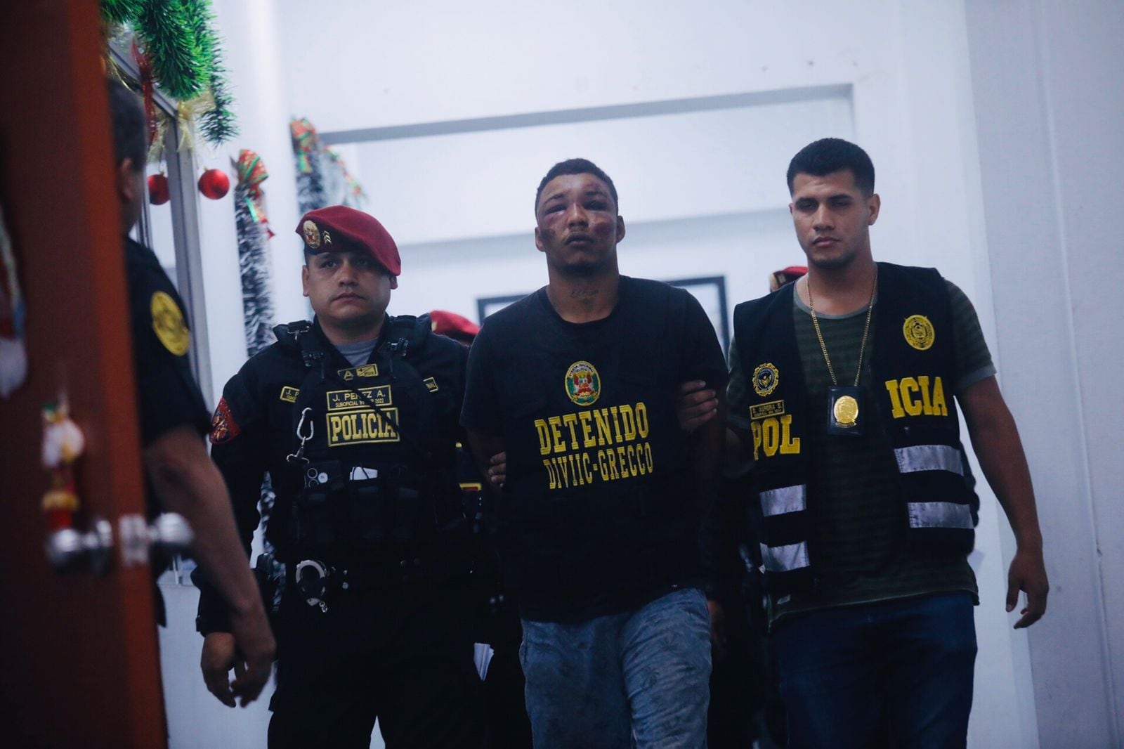 Detienen a venezolano que asesino a un chofer en plena avenida Santa Rosa en San Juan de Lurigancho.
Fotos:@photo.gec