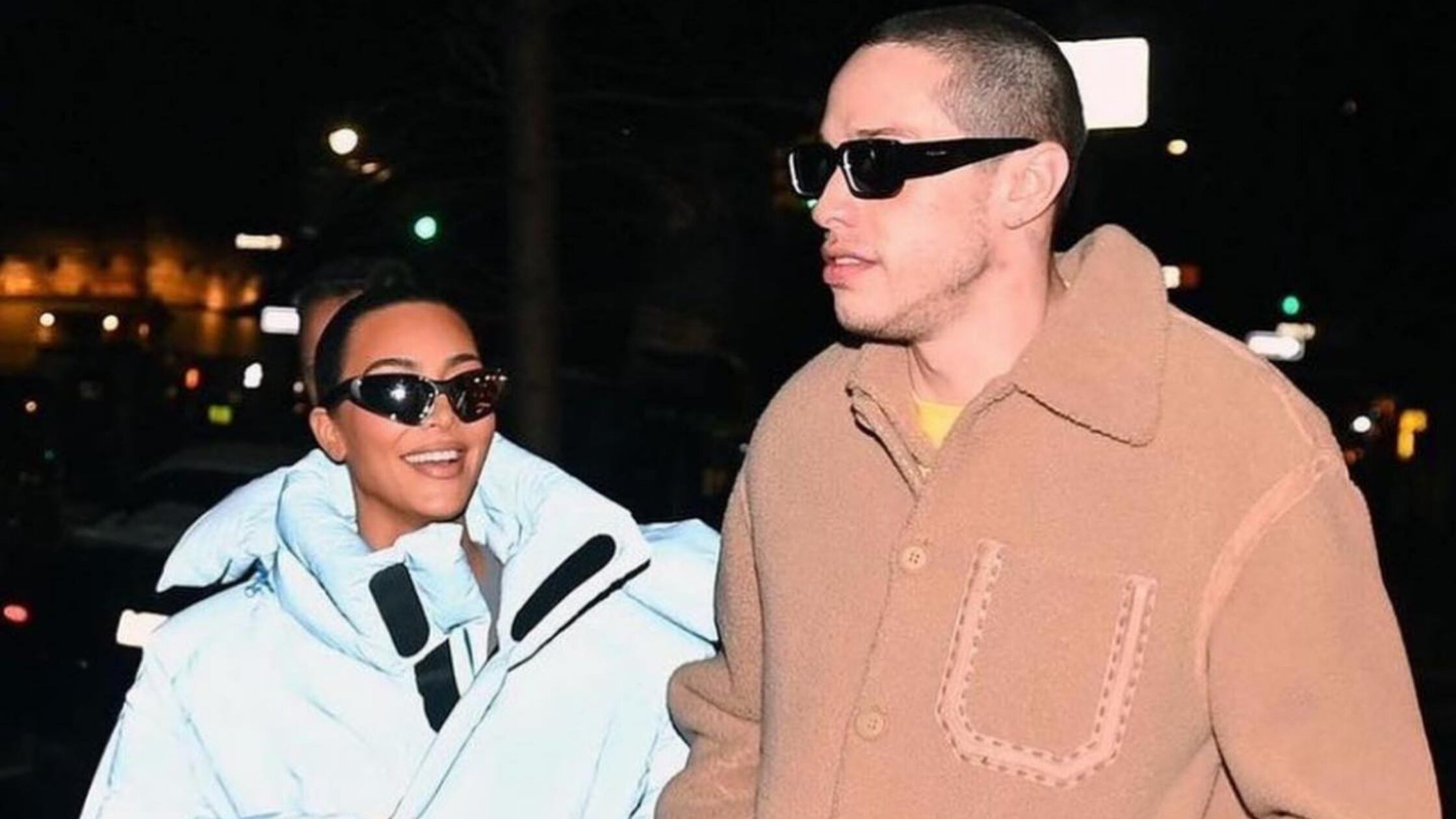 La socialité y empresaria de 41 años dio fin a su matrimonio con Kanye West, tras 7 años juntos y 4 hijos de por medio a finales del 2021. Unos meses después, sorprendió a todo el mundo al confirmar su nueva relación amorosa con el comediante Pete Davidson de tan solo 28 años, quien en el 2018 estuvo comprometido con Ariana Grande.
(Foto: IG @kimandpeteupdates)